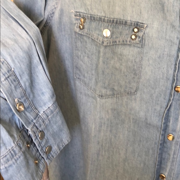 ♻️ Chambray Studded Snap Button Down Shirt - Picture 4 of 8